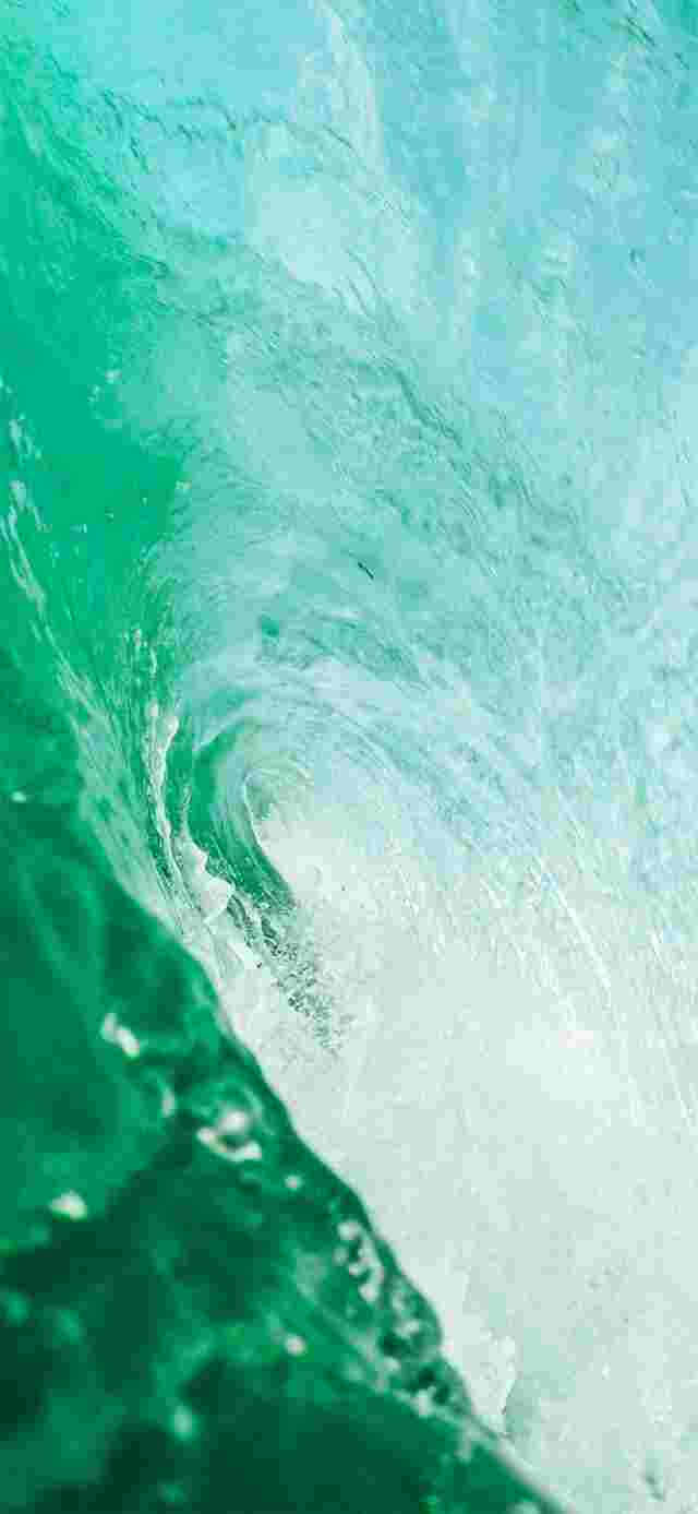 Teal 桌布 壁紙 — 一個動態特寫，呈現一道藍綠色海浪捲成玻璃狀管狀，帶有泡沫狀白色浪花。