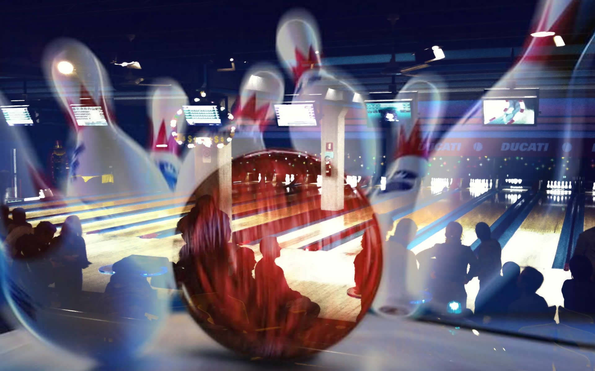 bowling pin 桌布 壁紙 — 一個動態的保齡球場景，透過模糊的保齡球和球瓶觀看，配有充滿活力的霓虹燈光和剪影玩家。