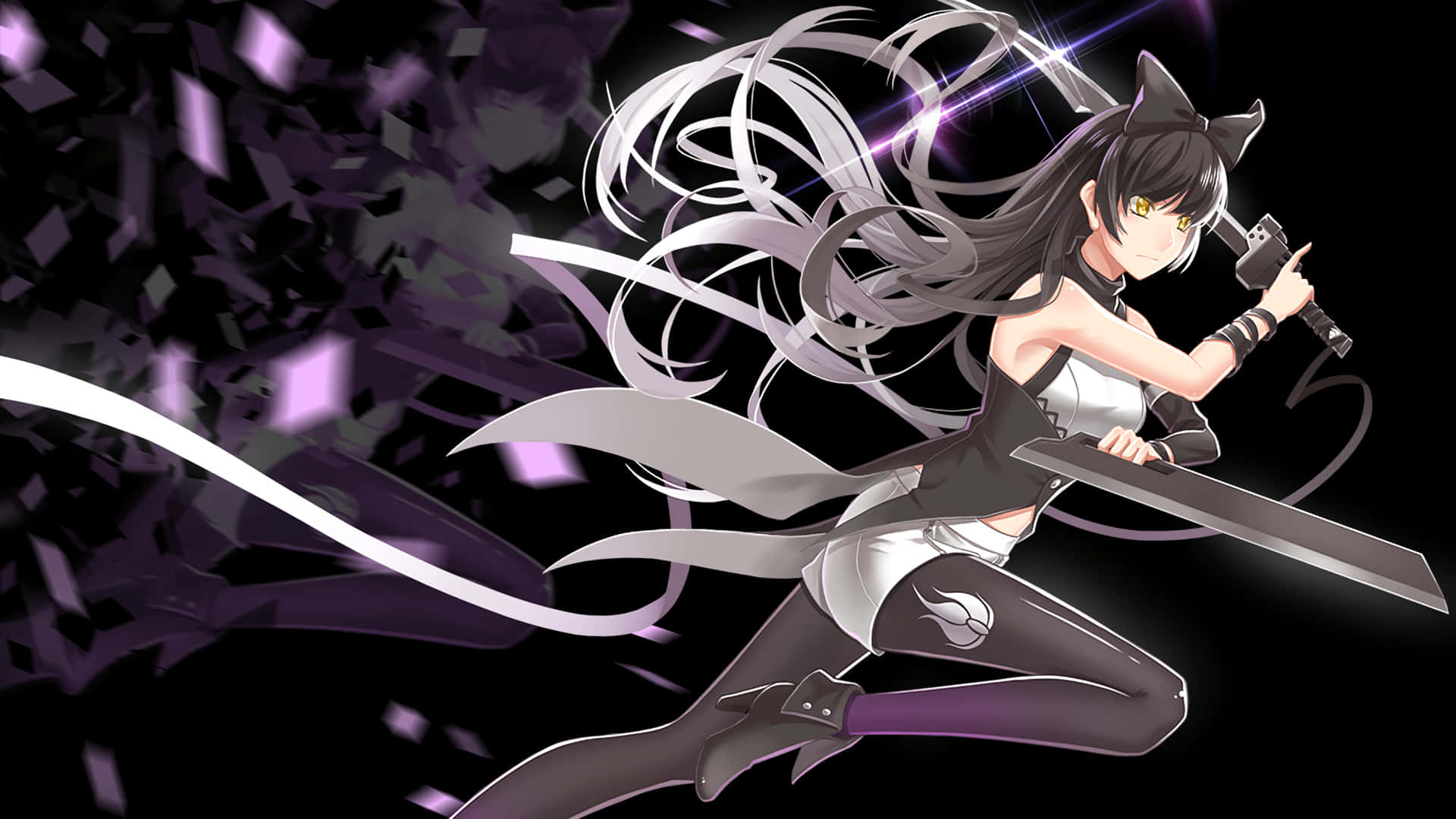 Rwby 桌布 壁紙 — 一個動態的動漫女孩，擁有長長的銀色頭髮和貓耳，在黑色背景中揮舞著劍，周圍是紫色碎裂的碎片。