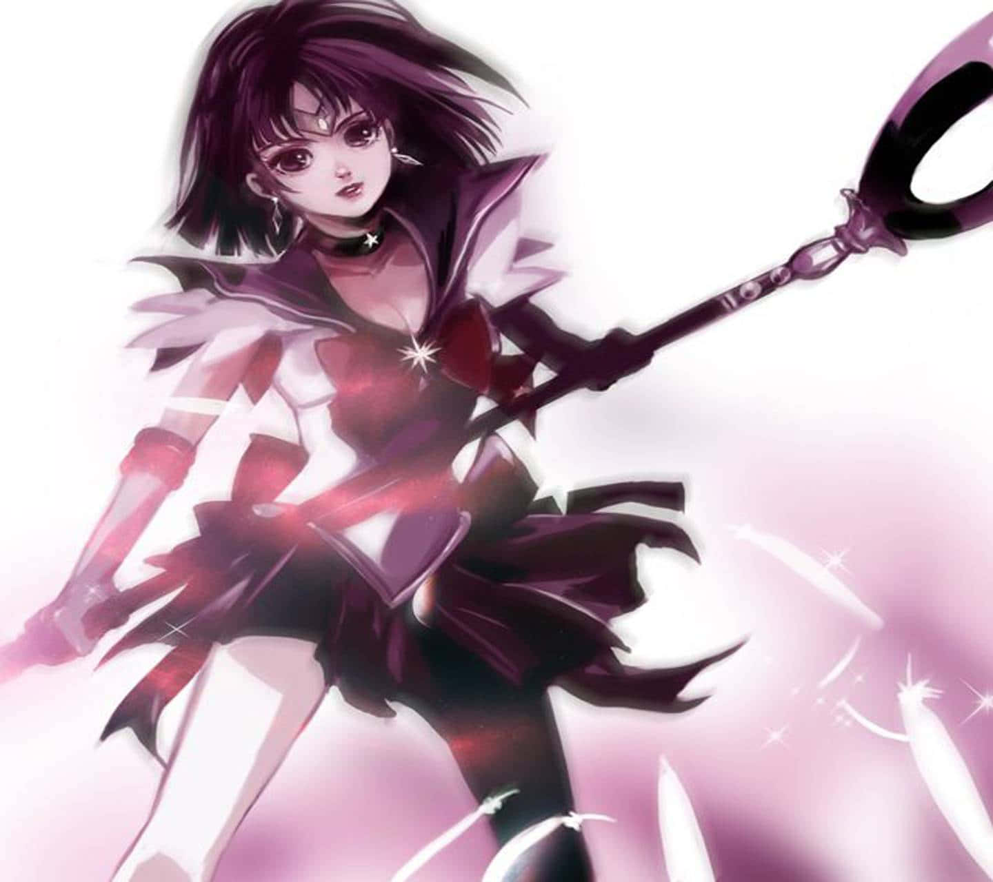 Sailor Saturn 桌布 壁紙 — 一個動態的動漫女孩穿著深色水手服，在閃閃發光的粉紅色背景下揮舞著發光的法杖。