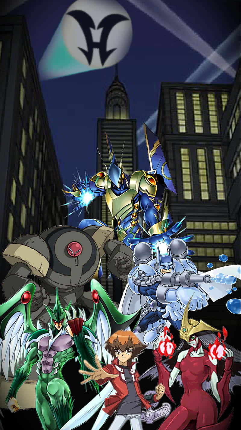 Yugioh Elemental Hero 桌布 壁紙 — 一個動態的夜間動漫場景，巨型機器人和怪物角色在發光的月亮下的城市景觀中戰鬥。