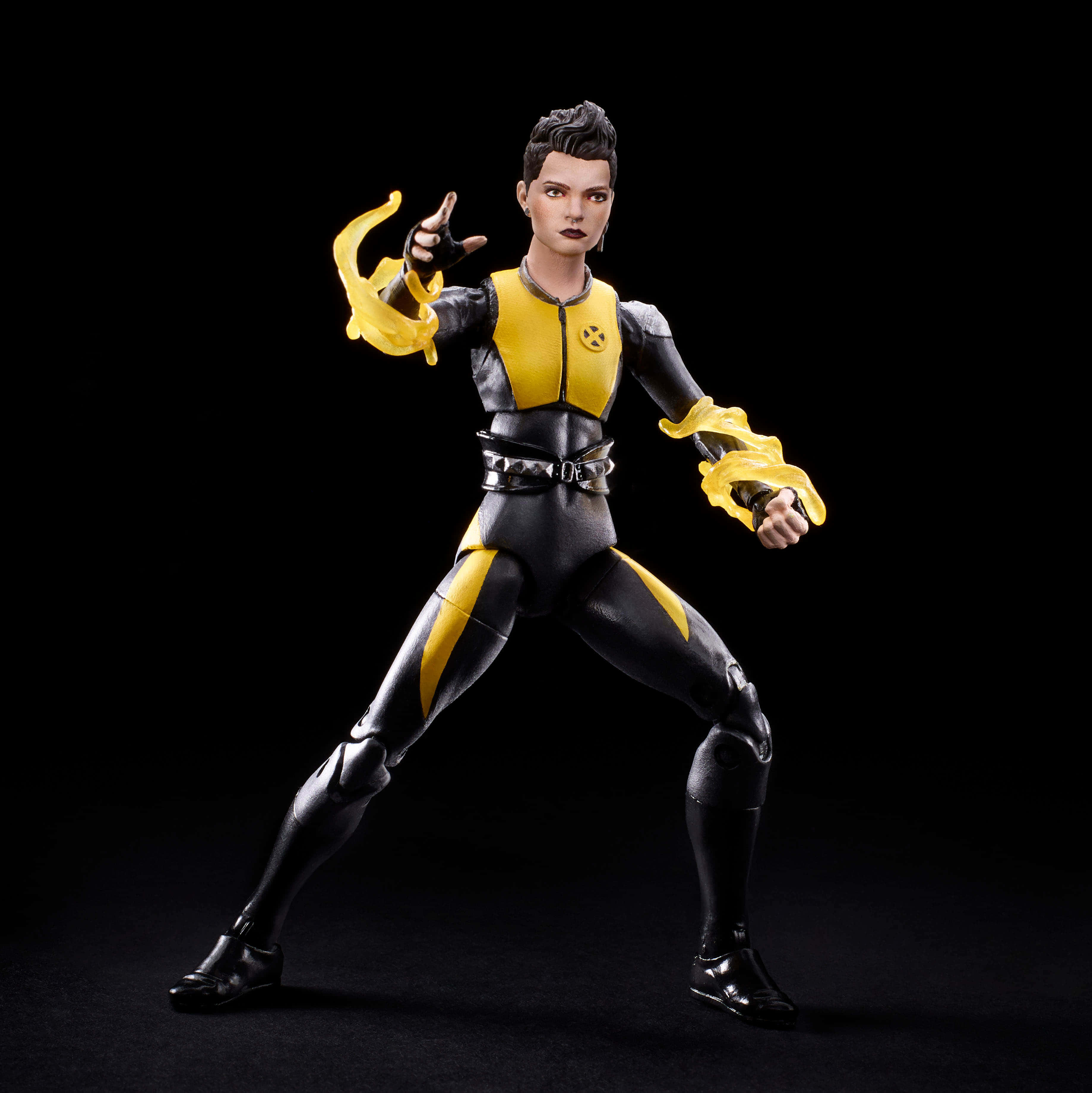 Negasonic Teenage Warhead 桌布 壁紙 — 一個動態的女性超級英雄動作人偶，身穿黑色和黃色套裝，手上帶有發光能量效果，背景為深色。