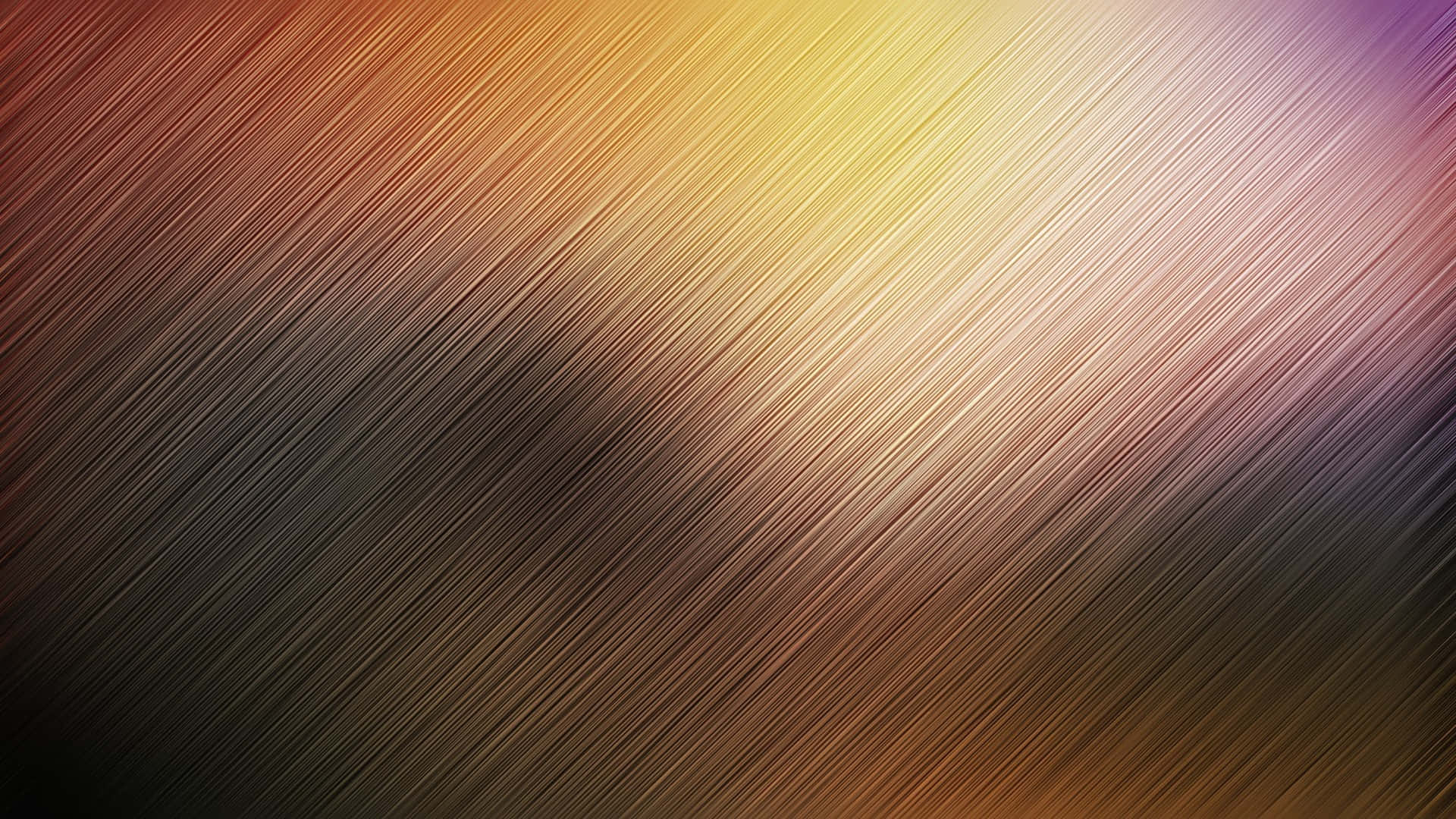 Brown Texture 桌布 壁紙 — 一個動態的抽象漸變，帶有對角線條紋，將溫暖的金色、棕色和冷紫色融合在整個畫面中。