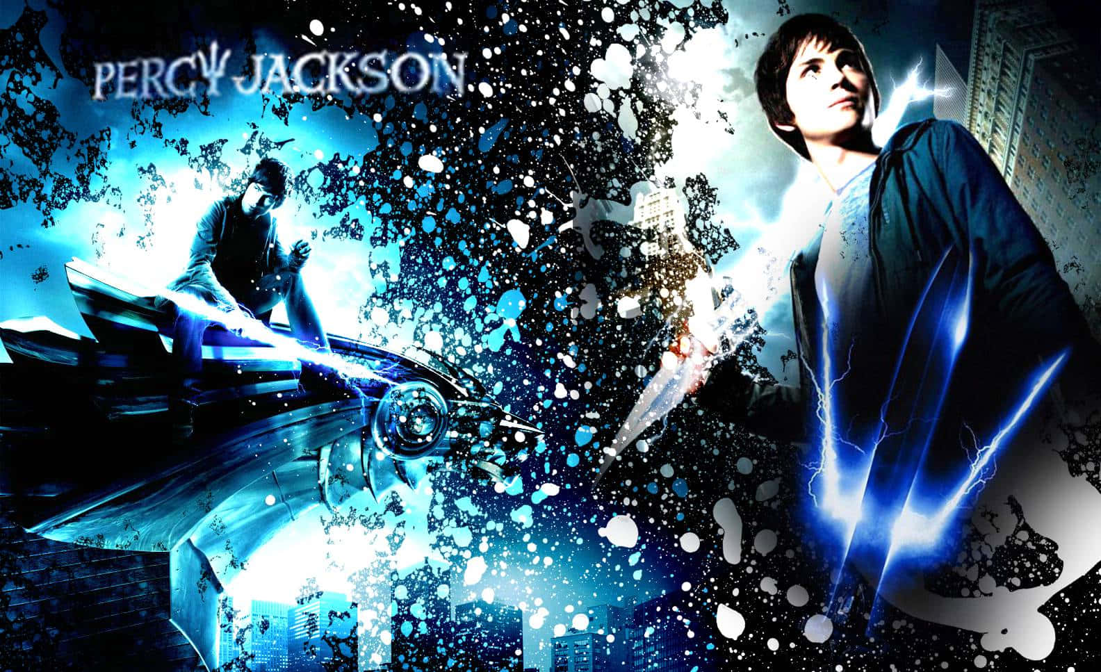 percy jackson 桌布 壁紙 — 一個動態的數位藝術場景，呈現波西·傑克森在城市景觀中揮舞閃電，採用發光的藍白配色方案。