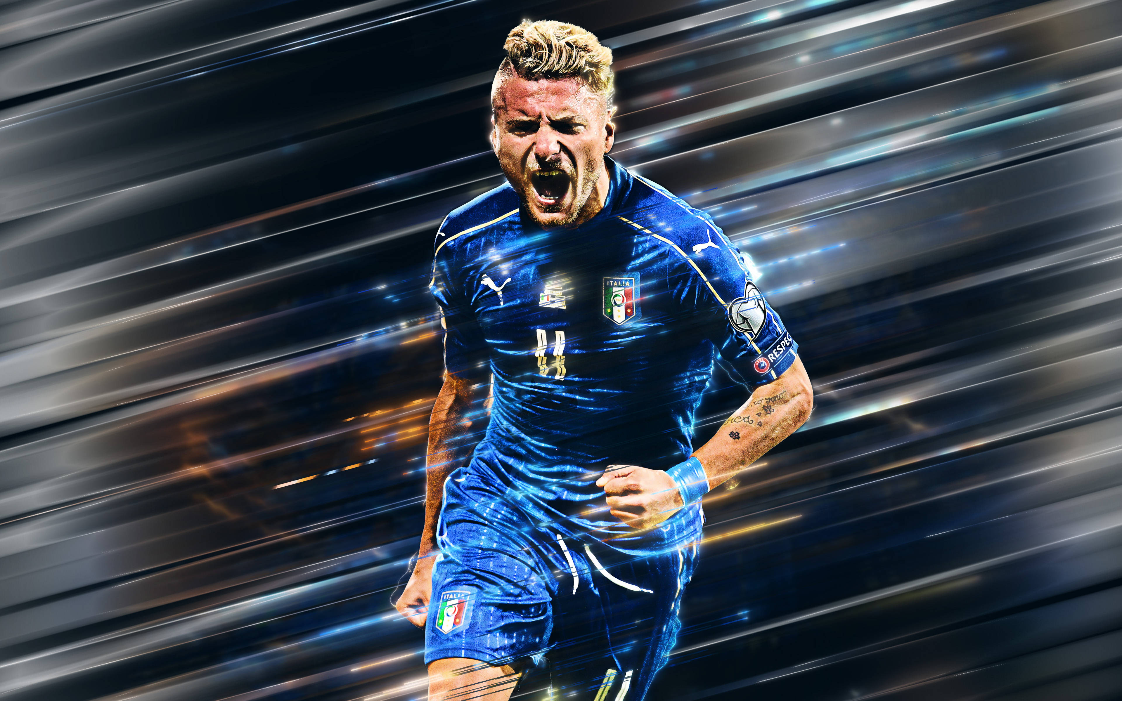 ciro immobile 桌布 壁紙 — 一個動態的數位藝術描繪，一名身穿藍色球衣的義大利足球員在動態模糊背景中咆哮勝利。