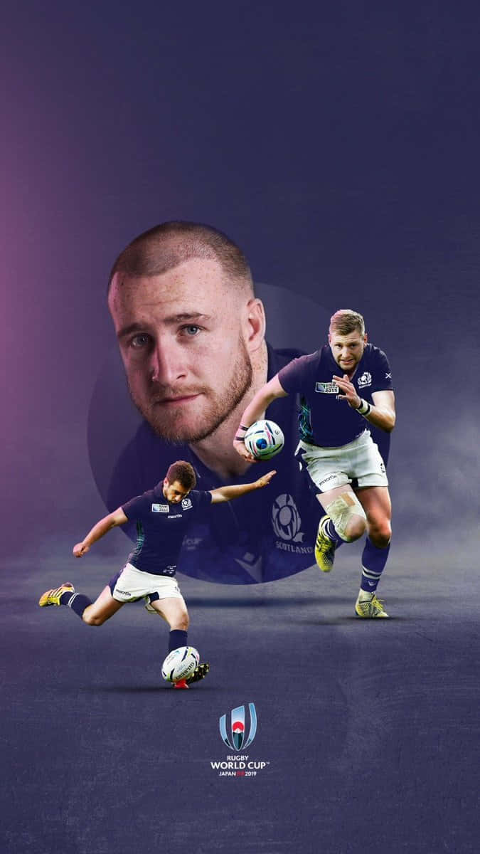 Scotland Rugby 桌布 壁紙 — 一個動態的橄欖球運動員正在行動，背後有一個他的大頭肖像，背景是紫色漸變。