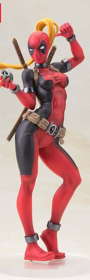 Deadpool And Lady Deadpool 桌布 壁紙 — 一個動態的死侍人偶，身穿紅黑戰衣，手持手榴彈和兩把劍，擺出俏皮的姿勢。