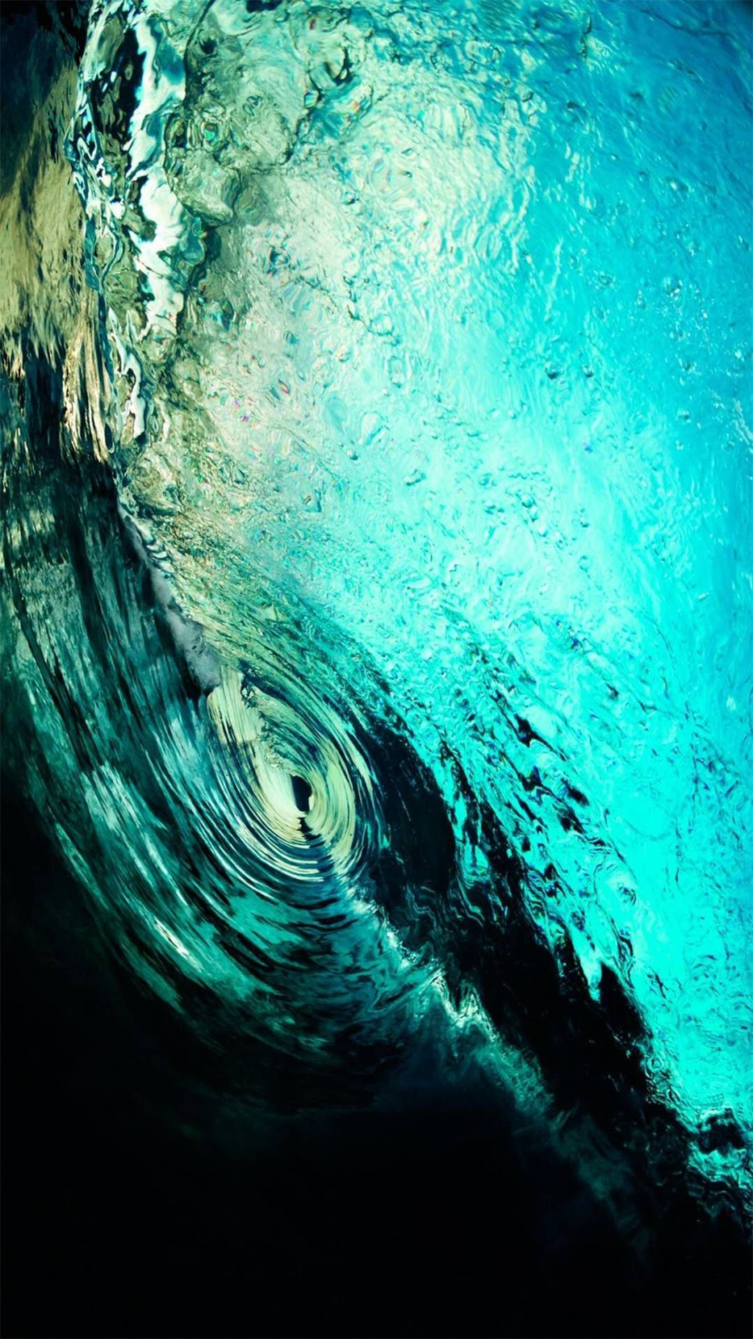 AMOLED 桌布 壁紙 — 一個動態的水下視圖，呈現旋轉的綠松石色波浪，帶有深色陰影和光線折射。