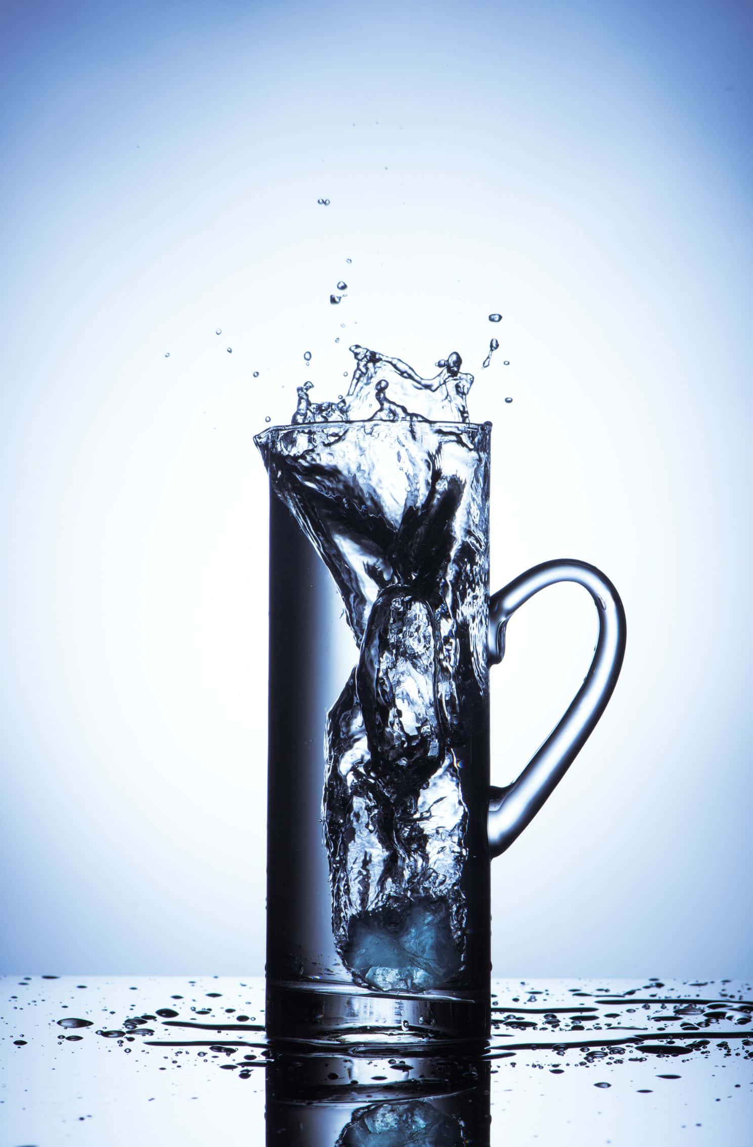 1488x2266 桌布 壁紙 — 一個動態的水花從玻璃杯噴出，背景是清涼的藍色漸變。