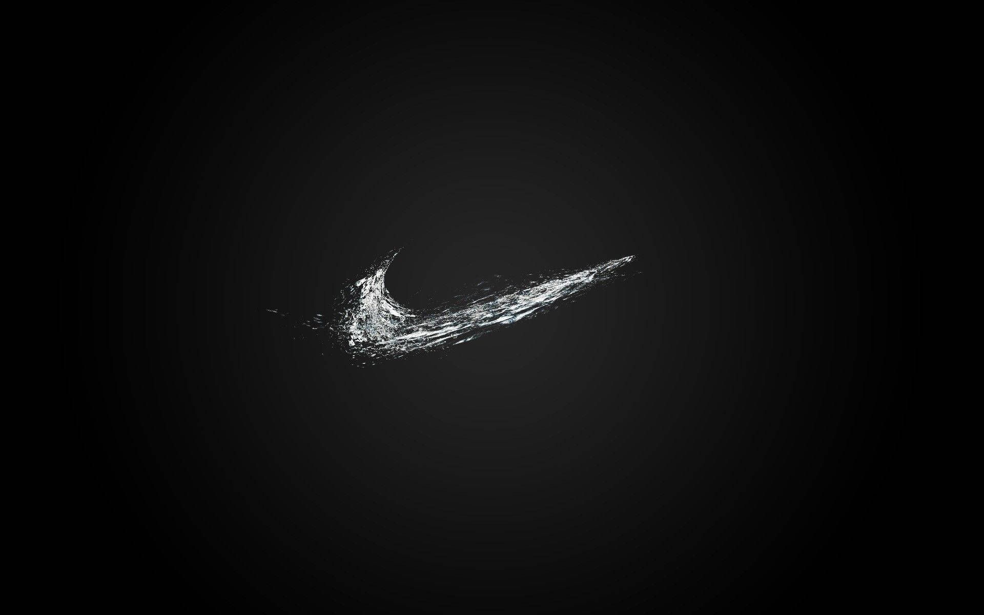 Swoosh 桌布 壁紙 — 一個動態的白色Nike Swoosh標誌，呈現為紋理飛濺在深色漸變背景上。