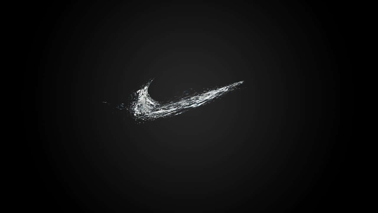 背景 桌布 壁紙 — 一個動態的白色Nike勾勾標誌從紋理顆粒中浮現，背景為深色漸層。