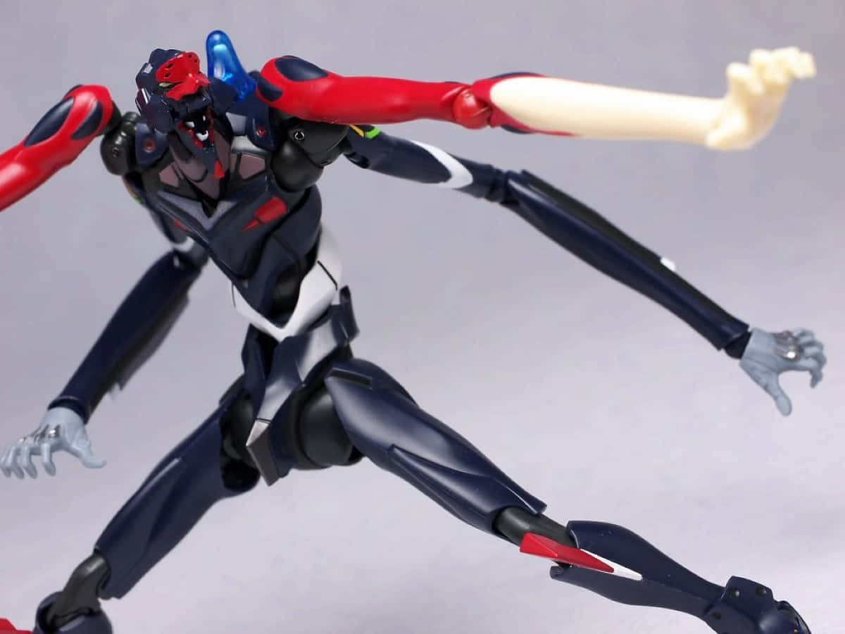 Eva-03 桌布 壁紙 — 一個動態的紅、藍、黑色機甲動作人偶在純灰色背景前擺出強力姿勢。