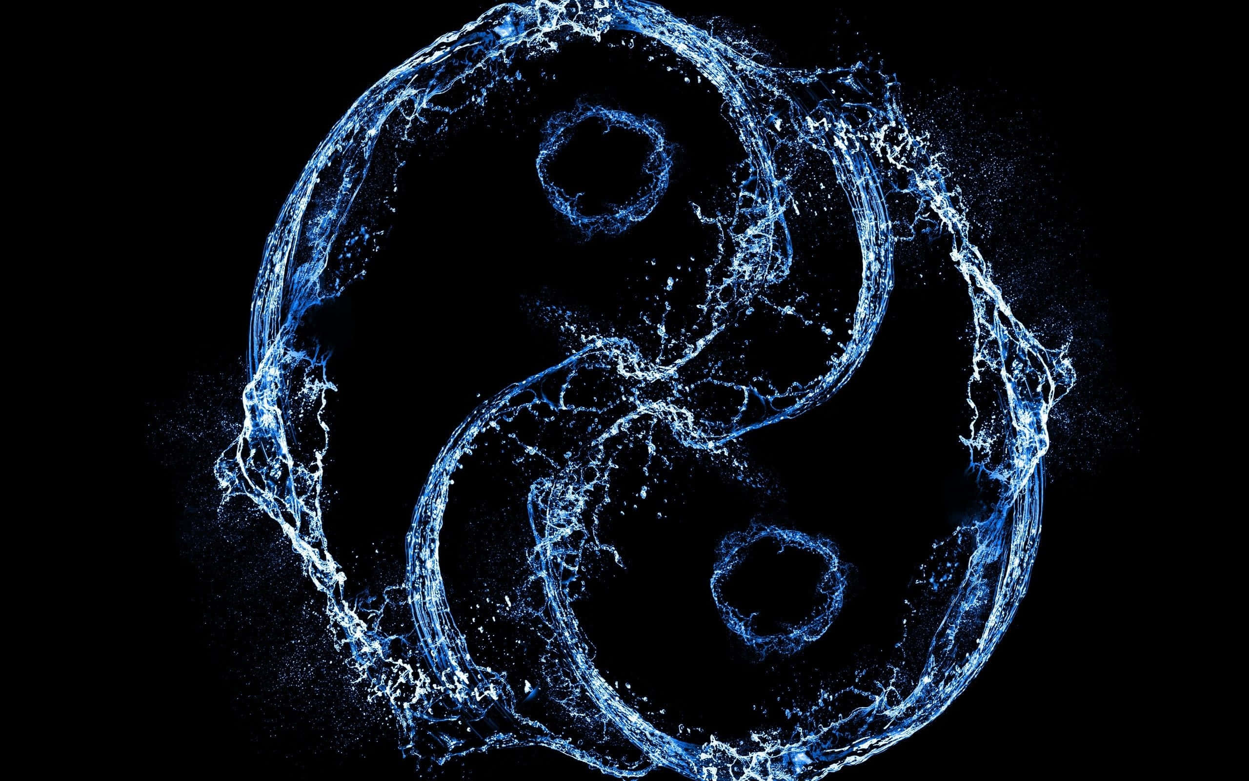 yin yang 桌布 壁紙 — 一個動態的藍色水太極符號在純黑背景上飛濺，水滴定格在運動中。