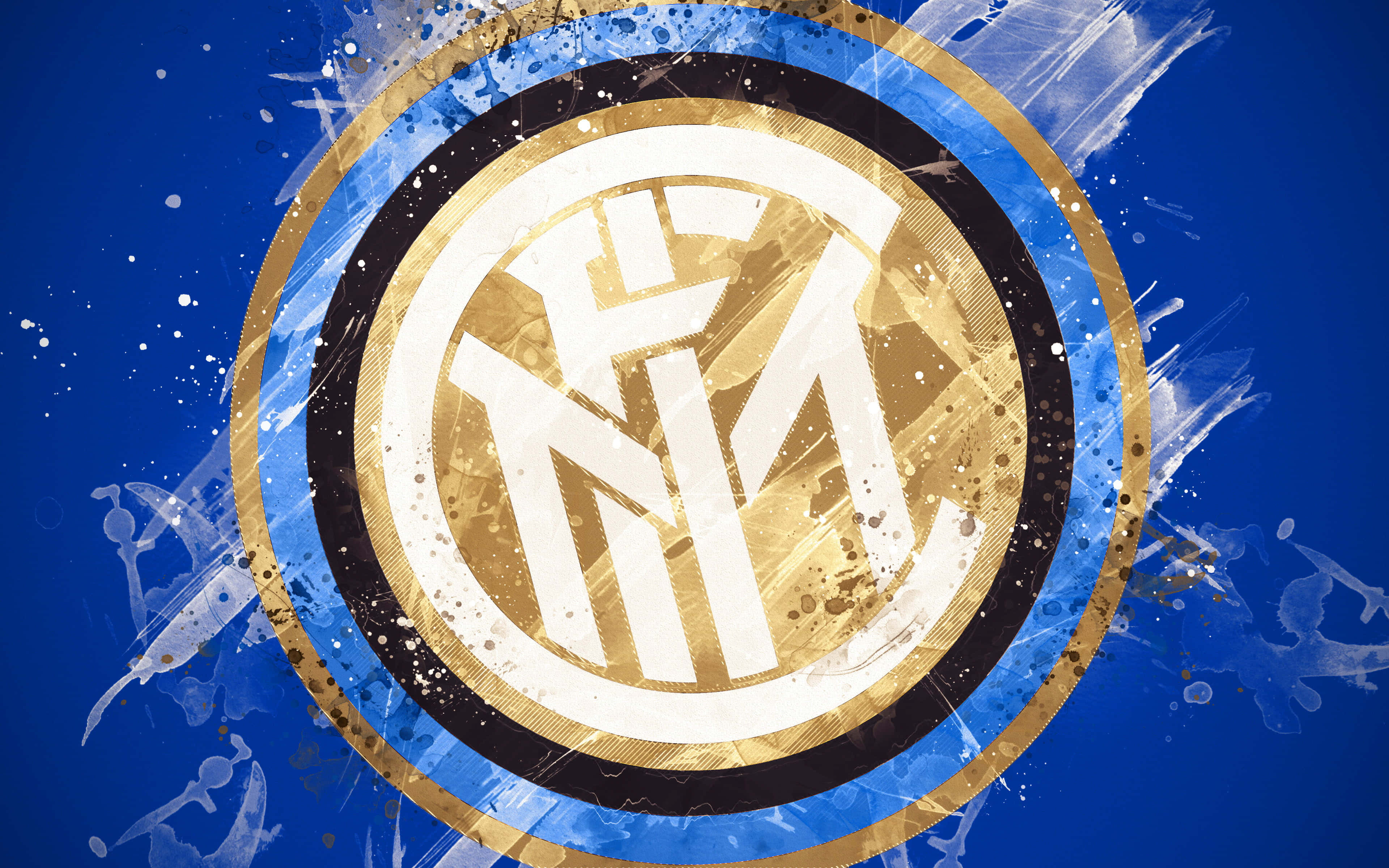 Inter Milan 桌布 壁紙 — 一個動態的藍色背景，帶有白色和金色的潑濺效果，襯托出國際米蘭標誌性的徽章，以大膽的金色和黑色呈現。