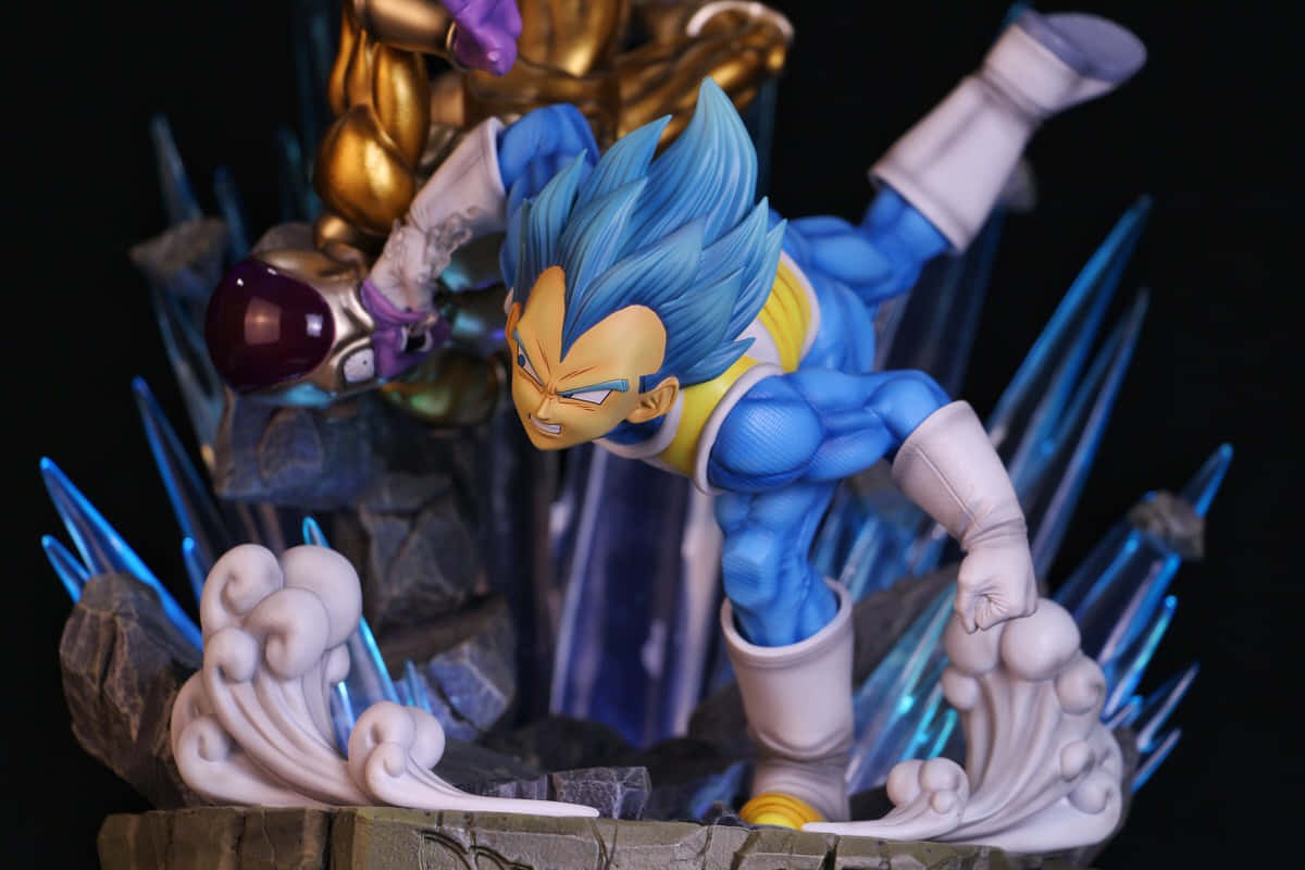 Vegeta And Frieza 桌布 壁紙 — 一個動態的藍髮動漫角色擺出戰鬥姿勢，被發光的藍色水晶和白色能量波環繞，背景為黑色。