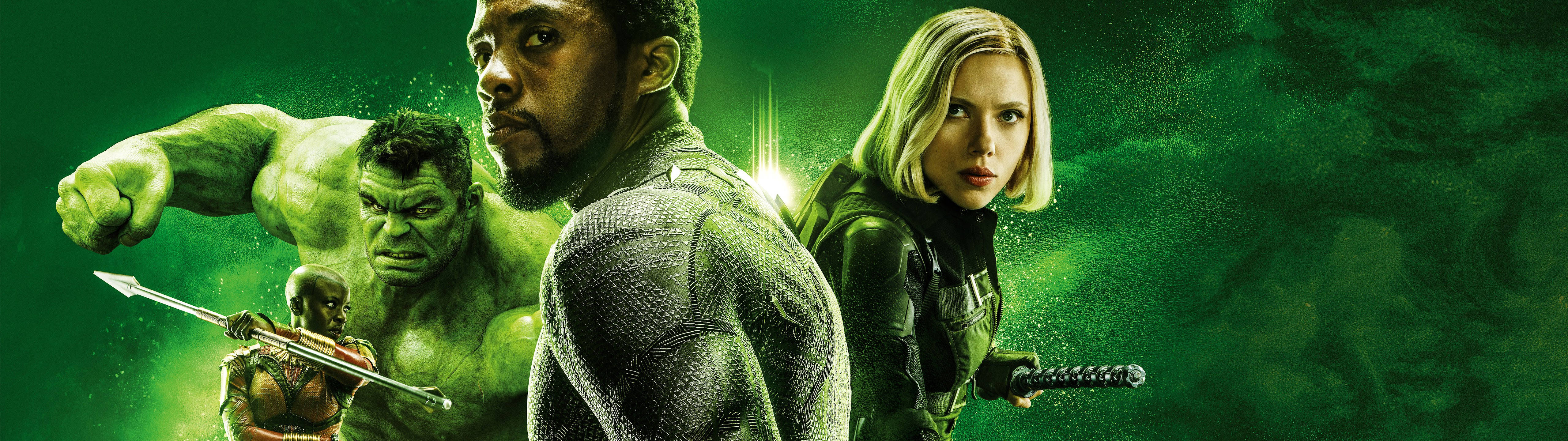 5120x1440 壁紙 桌布 壁紙 — 一個動態的超級英雄組合，包括Hulk、Black Panther和Scarlett Johansson，在一個戲劇性的綠色燈光動作場景中。