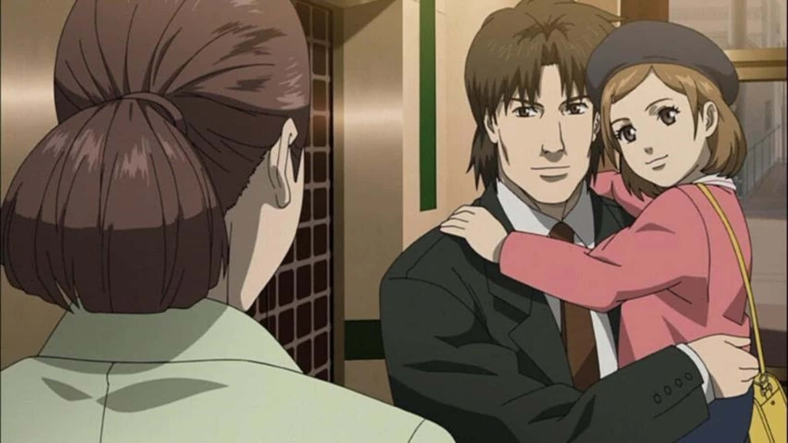 Ghost In The Shell Togusa 桌布 壁紙 — 一個動漫場景顯示一名女子擁抱一名穿西裝的男子，而另一名女子從後面觀看。