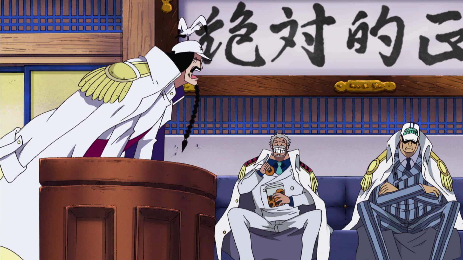 Sengoku 桌布 壁紙 — 一個動漫場景顯示一名穿著白色制服的上尉在講台上大喊，而另外兩名軍官冷靜地坐在他身後。