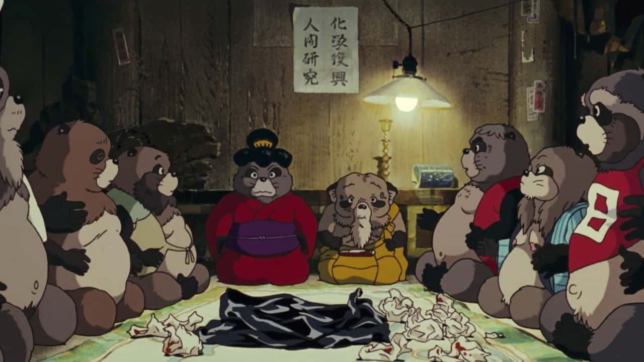 pom poko 桌布 壁紙 — 一個動漫場景顯示擬人化的熊聚集在一個昏暗的木房間裡，圍著一塊撕破的黑布和皺巴巴的紙。