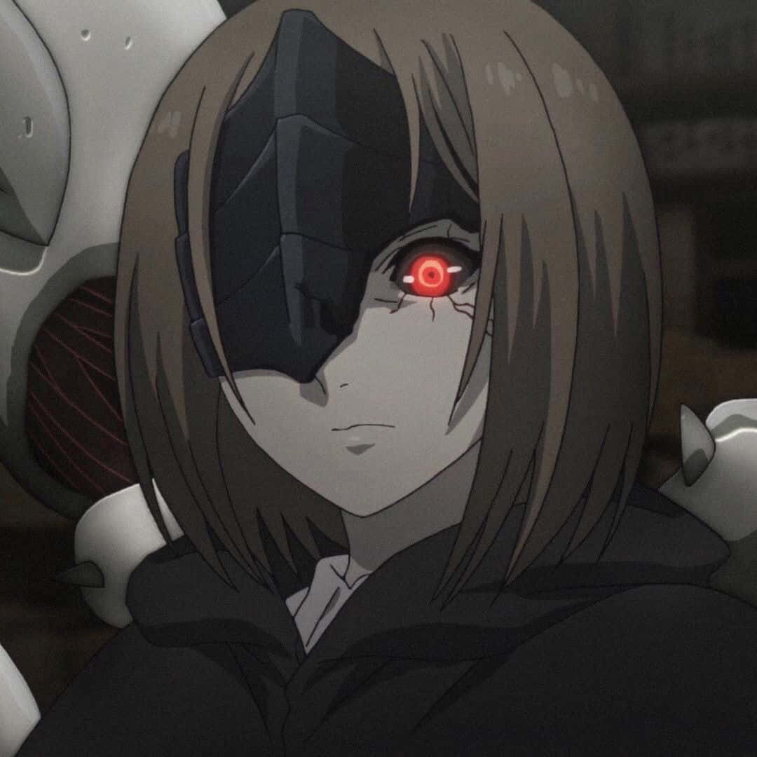 Hinami Fueguchi 桌布 壁紙 — 一個動漫女孩的特寫，她戴著機械眼罩，有一隻發光的紅色眼睛，在昏暗的環境中穿著深色衣服。