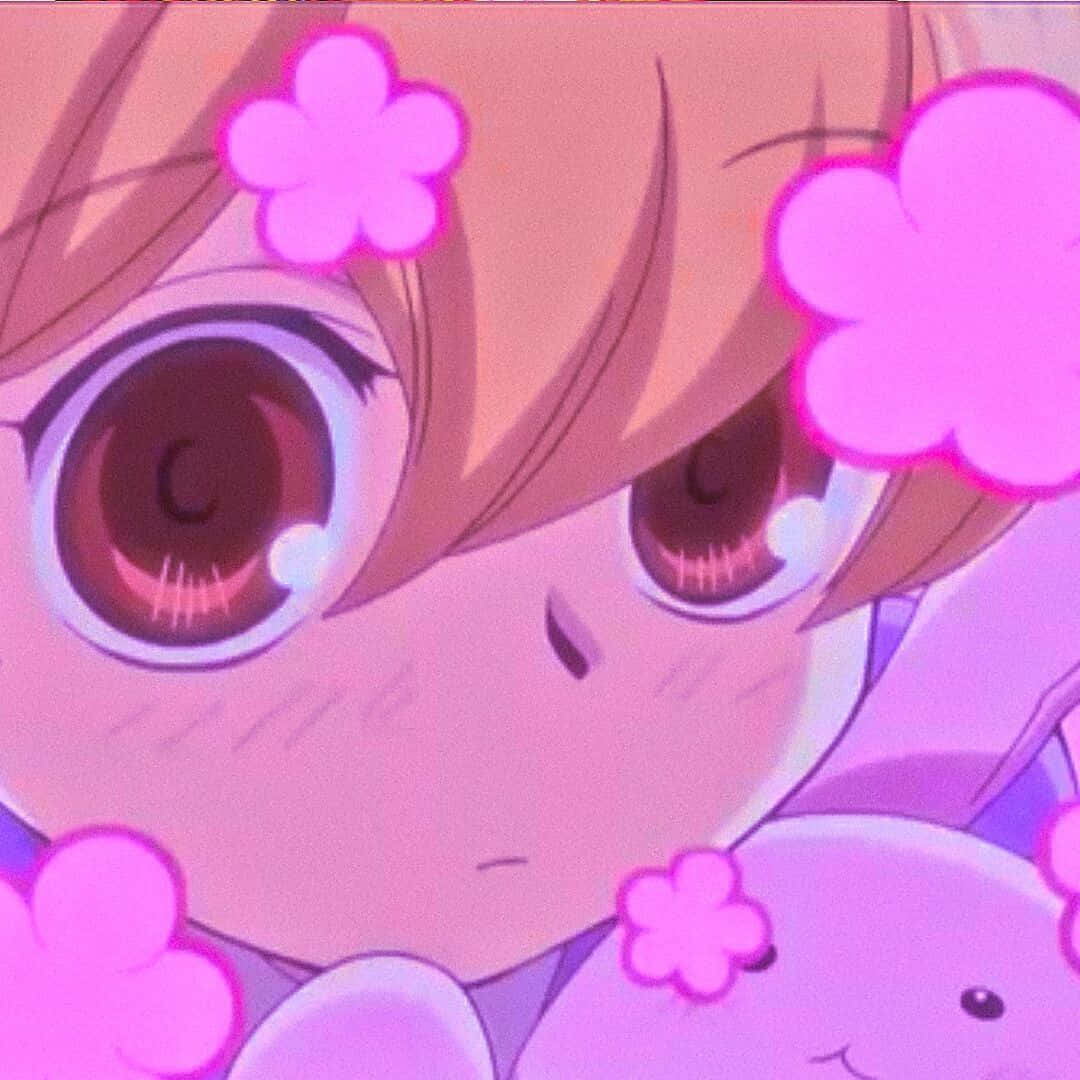 Renge Houshakuji 桌布 壁紙 — 一個動漫女孩的特寫，她有一雙棕色大眼睛，頭髮上戴著粉紅色的花朵，周圍環繞著粉紅色的花瓣。