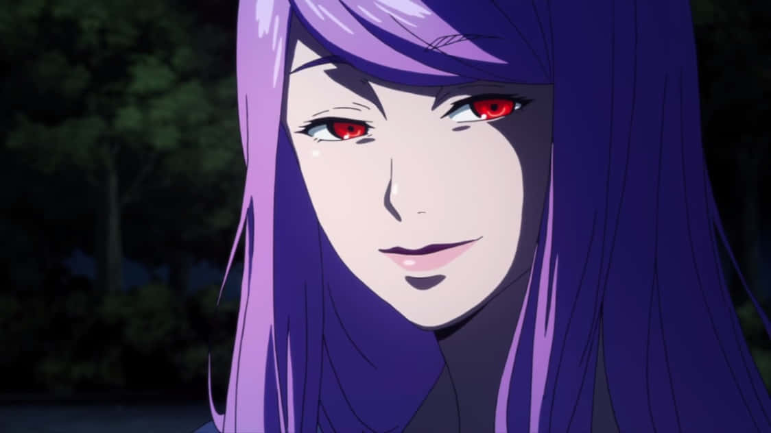Rize Kamishiro 桌布 壁紙 — 一個動漫女孩的特寫，擁有長長的紫色頭髮和引人注目的紅色眼睛，在黑暗的森林背景下溫柔地微笑。