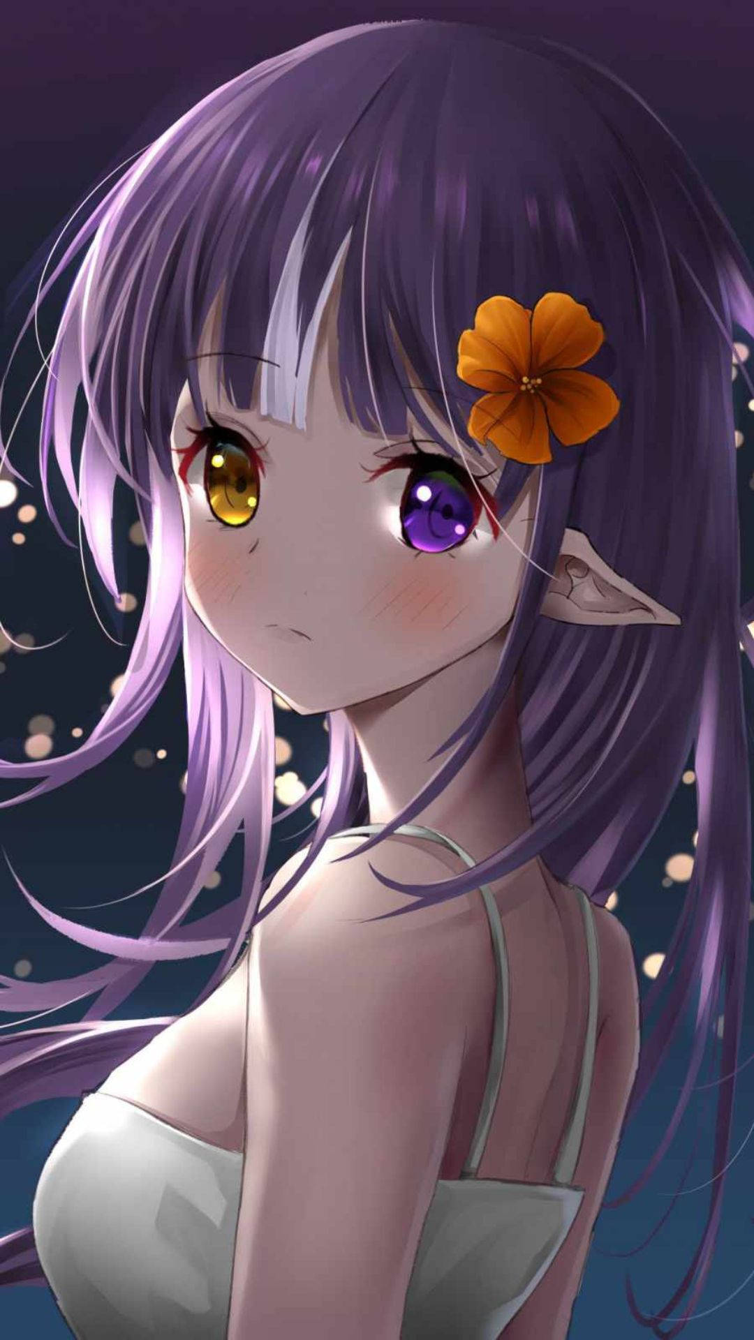 Side Profile 桌布 壁紙 — 一個動漫女孩的特寫，紫色頭髮，眼睛顏色不同，一金一紫，身穿白色上衣，頭髮上插著一朵橙色花。