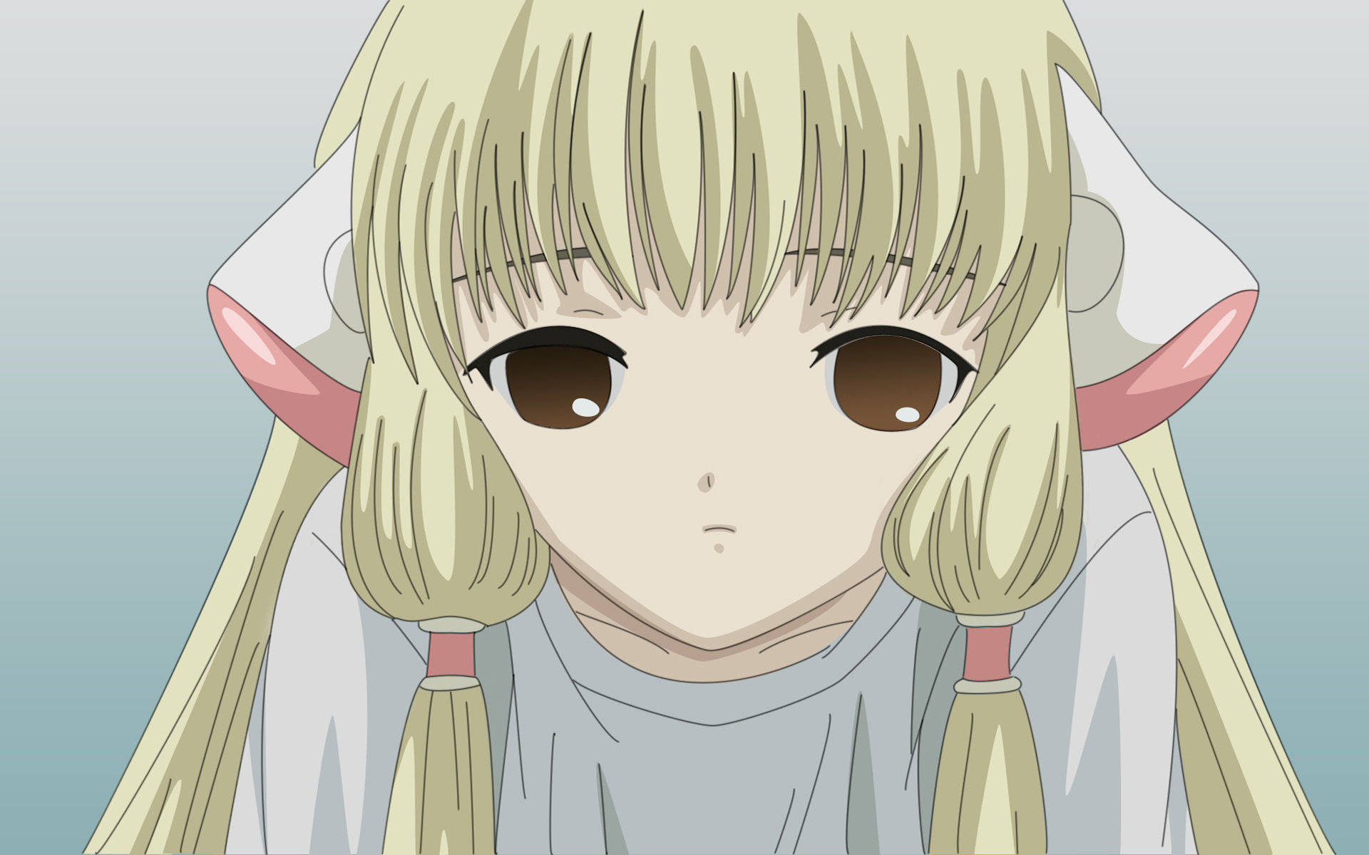 Chobits 桌布 壁紙 — 一個動漫女孩的近距離特寫，她有金色雙馬尾和貓耳，面無表情地直視觀眾。