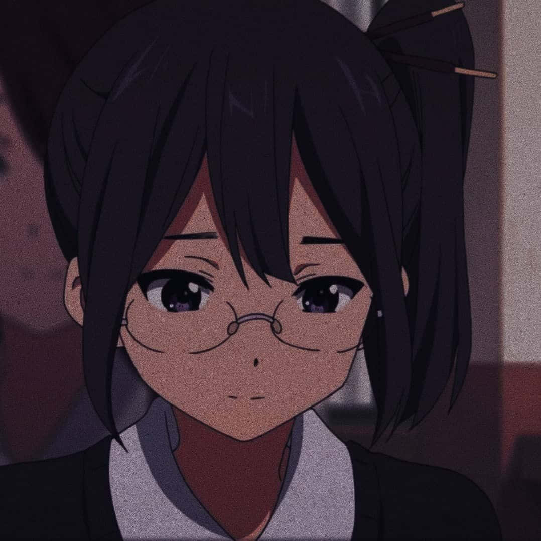 動漫女孩 桌布 壁紙 — 一個動漫女孩的近距離特寫，深色頭髮和眼鏡，以柔和的表情直視觀眾。