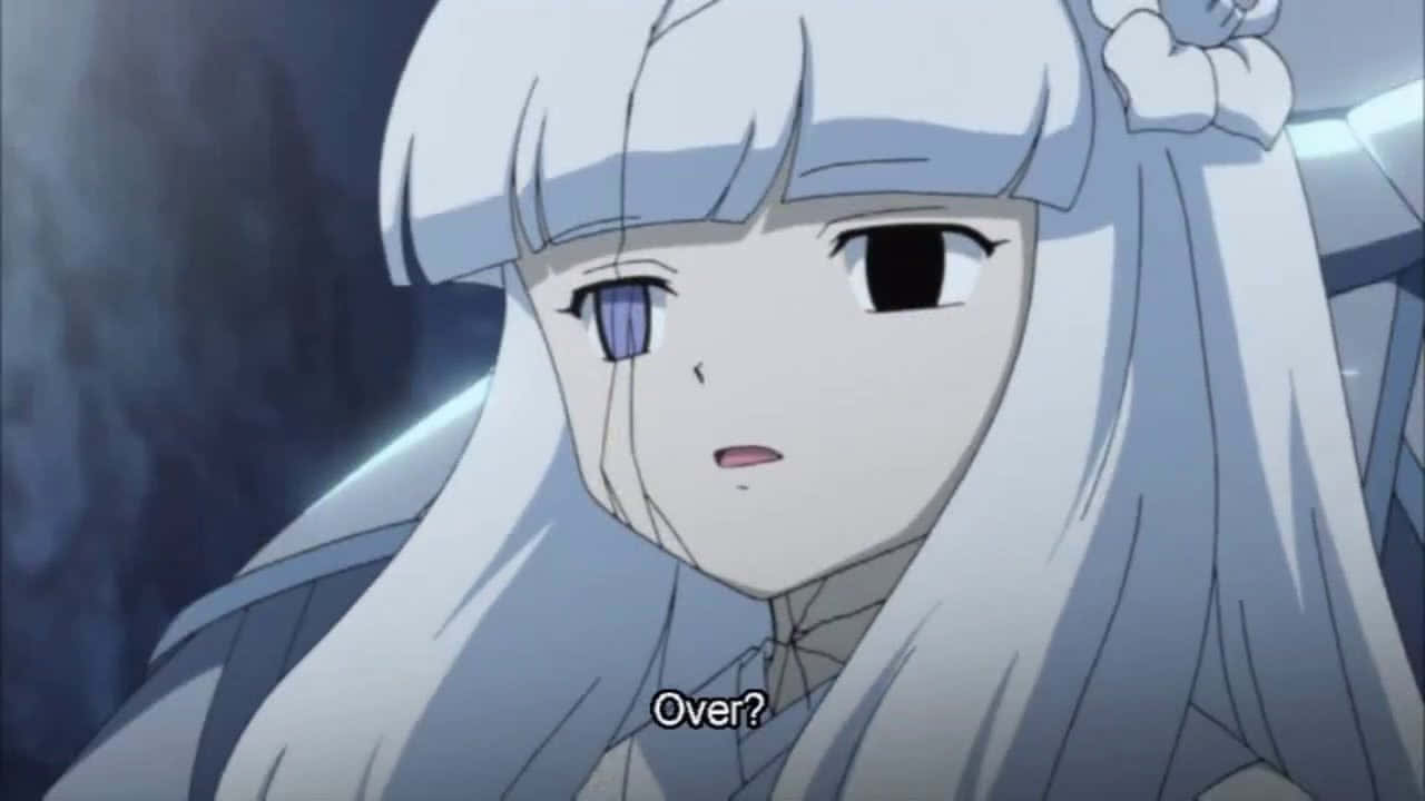 Inuyasha Kanna 桌布 壁紙 — 一個動漫女孩的近距離特寫，長銀色頭髮和一隻藍色眼睛，在昏暗的場景中看起來很驚訝。