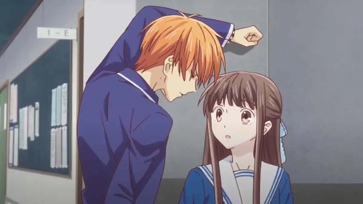 Fruits Basket 2019 桌布 壁紙 — 一個動漫學校走廊場景，一個男孩俯身於一個穿著制服、驚訝的女孩之上。