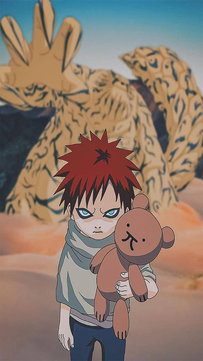 Gaara iPhone 桌布 壁紙 — 一個動漫少年，紅色刺蝟頭，藍色眼睛，緊緊抱著一隻棕色泰迪熊，身後沙漠中有一隻巨大的黃褐色老虎般的生物若隱若現。