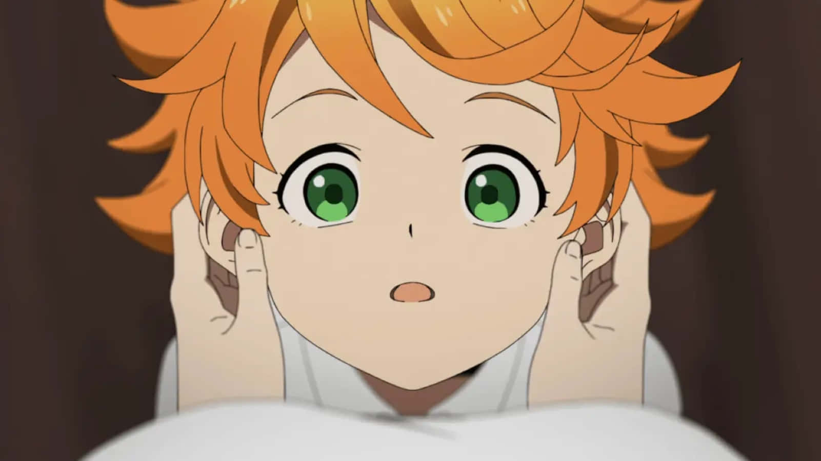The Promised Neverland Emma 桌布 壁紙 — 一個動漫男孩的特寫，他有尖刺的橙色頭髮和綠色大眼睛，雙手靠近耳朵，從白色毯子上方探出頭來。