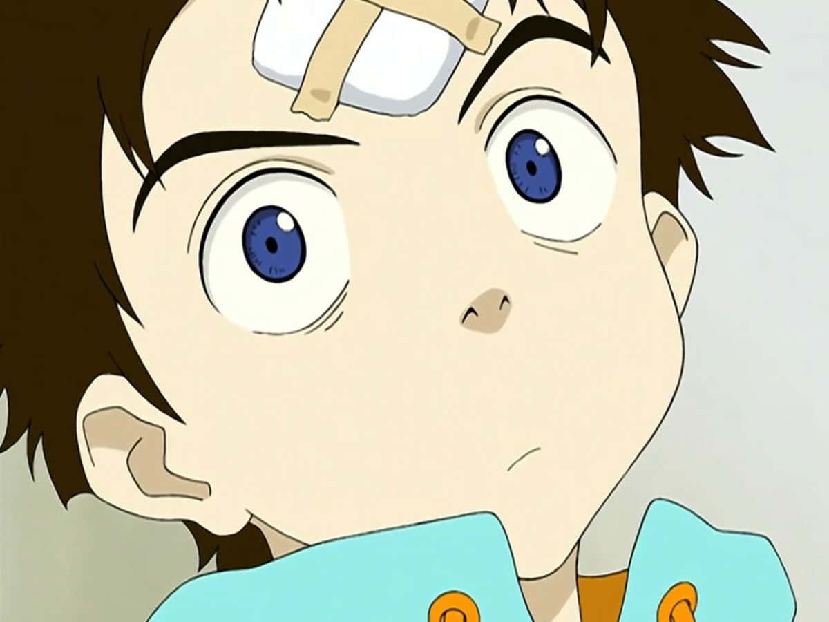 Flcl 桌布 壁紙 — 一個動漫男孩的特寫，他有著寬闊的藍色眼睛和額頭上的繃帶，向上看，表情驚訝。
