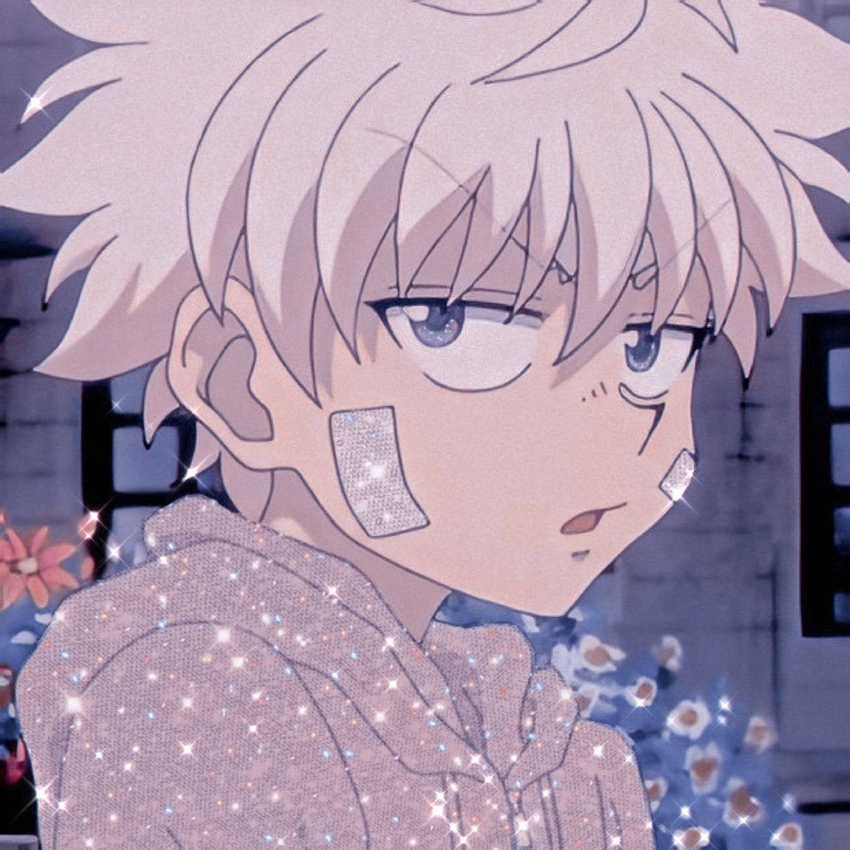 獵人 x 獵人 桌布 壁紙 — 一個動漫男孩的近距離特寫，他有尖刺的白髮，臉上和連帽衫上閃爍著亮片，側目而視，表情柔和。