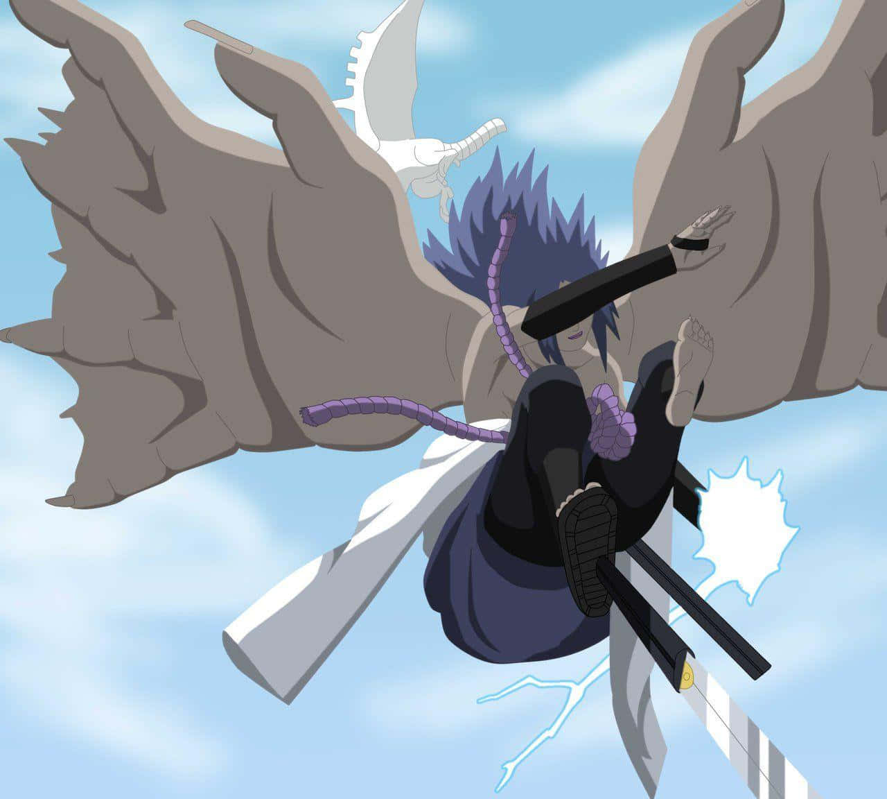 Sasuke Uchiha Cursed Mark 桌布 壁紙 — 一個動漫角色，擁有尖刺的藍色頭髮和巨大的灰色翅膀，在明亮的藍天中翱翔，揮舞著發光的劍。