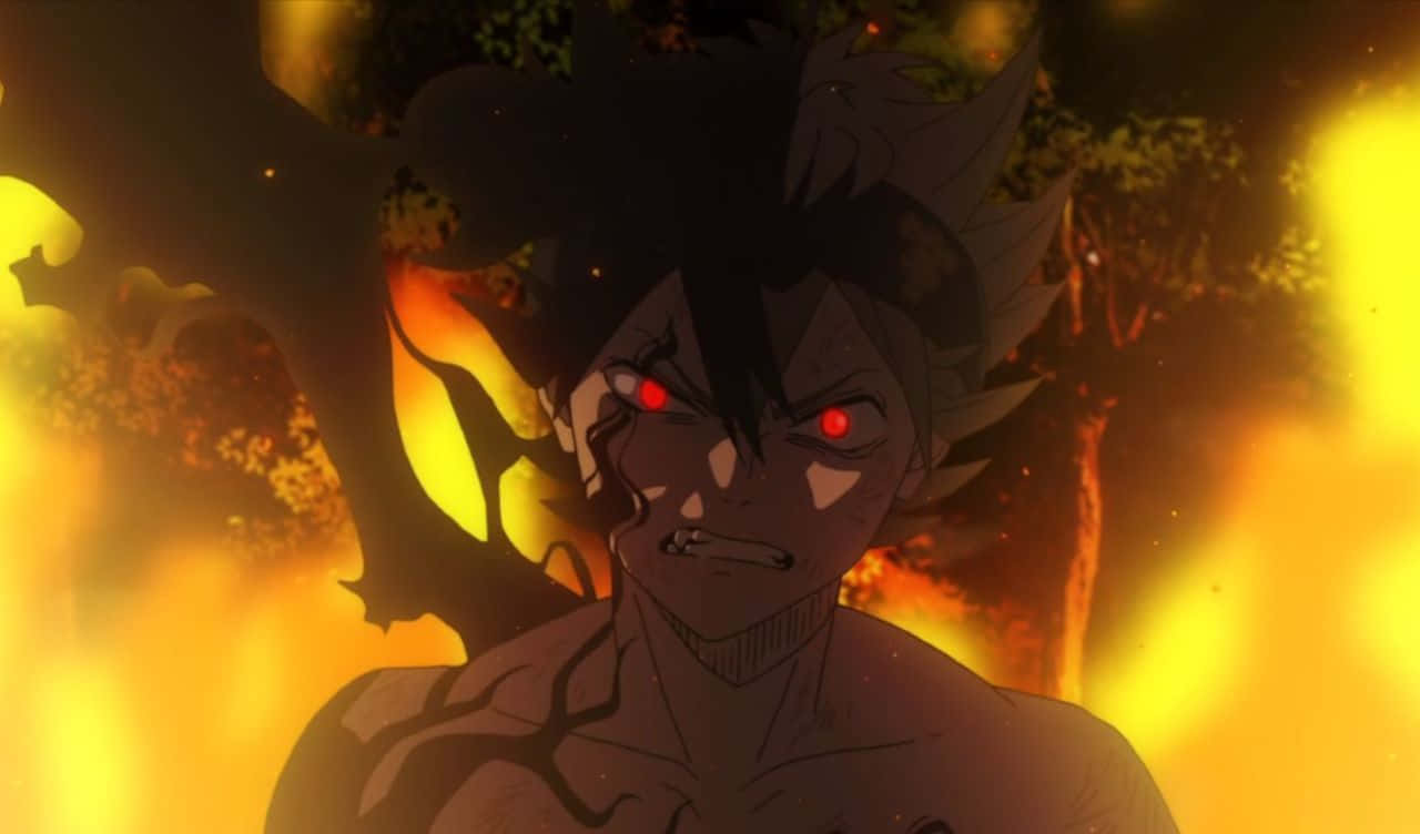 Asta Black Clover 4K 桌布 壁紙 — 一個動漫角色，擁有發光的紅色眼睛和深色頭髮，挑釁地站在火熱的橙色和黃色背景前。