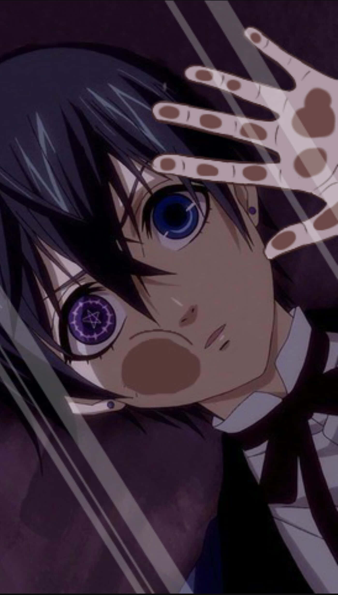 Ciel Phantomhive 桌布 壁紙 — 一個動漫角色，有一隻發光的紫色眼睛和一隻藍色眼睛，透過玻璃窺視，一隻有斑點的手按在玻璃表面上。