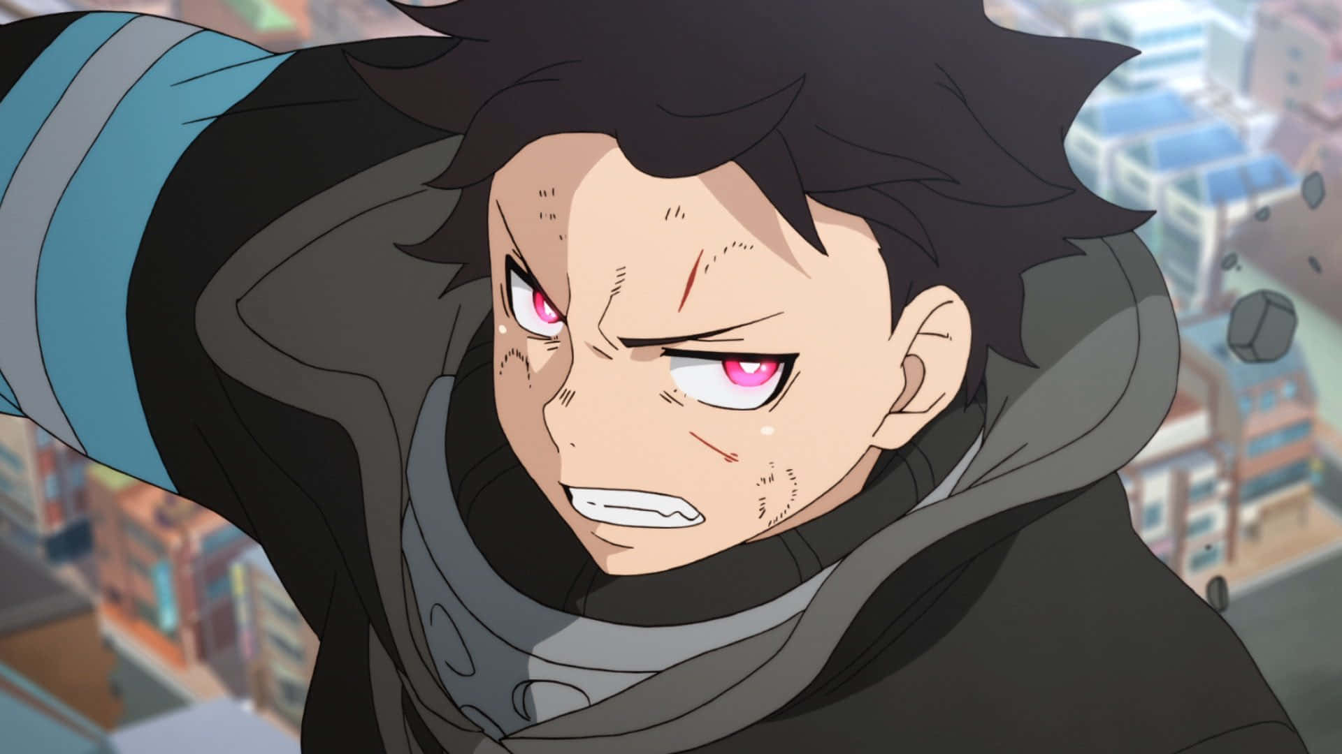 Fire Force Joker 桌布 壁紙 — 一個動漫角色，有著刺刺的黑髮和發光的粉紅色眼睛，在模糊的城市背景下咬緊牙關，表情堅定。