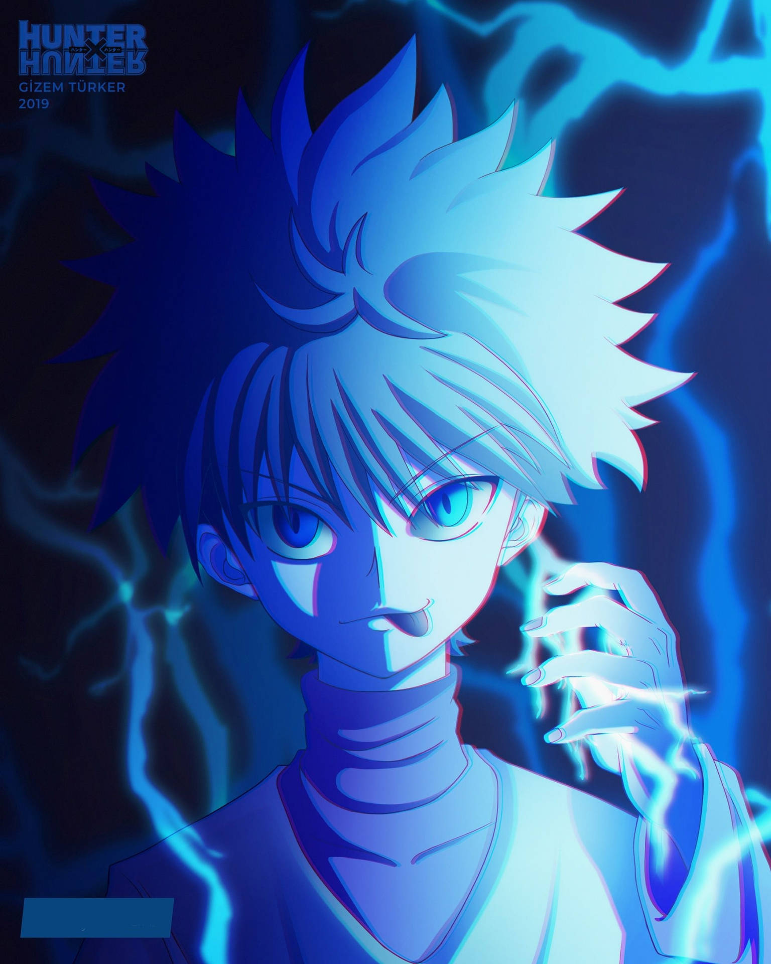 Killua 桌布 壁紙 — 一個動漫角色，有著尖刺頭髮、發光的藍色眼睛，以及在他手周圍閃爍的閃電，背景為深藍色。