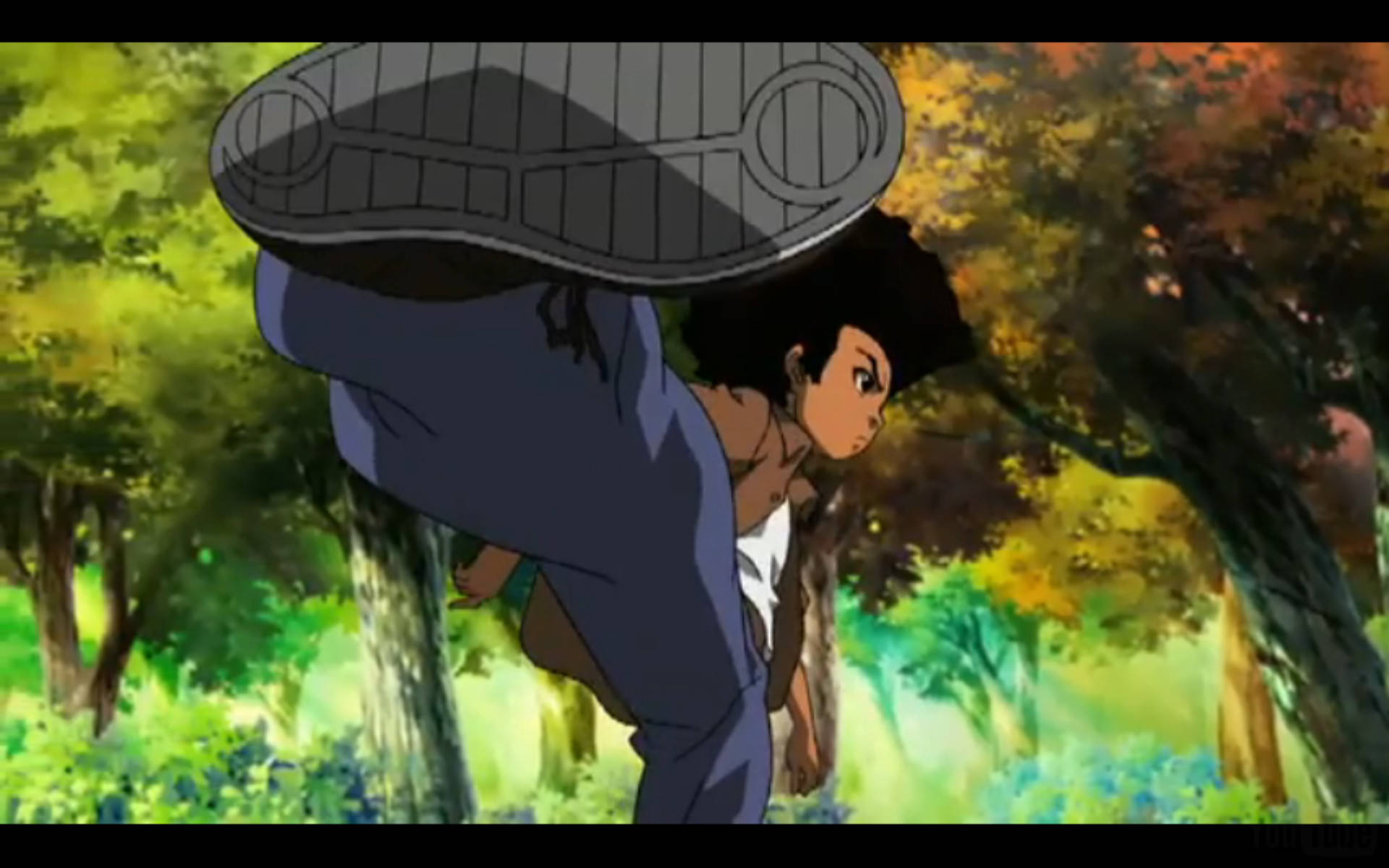 Boondocks 桌布 壁紙 — 一個動漫角色在陽光明媚的森林中，以鮮豔的秋葉為背景，表演高踢腿。