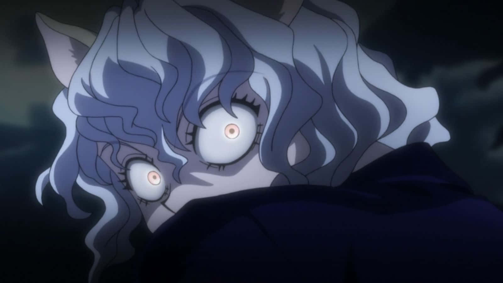 Neferpitou 桌布 壁紙 — 一個動漫角色的特寫，擁有淡藍色頭髮和發光的眼睛，在暴風雨的夜空背景下，從一件黑色斗篷後面窺視。