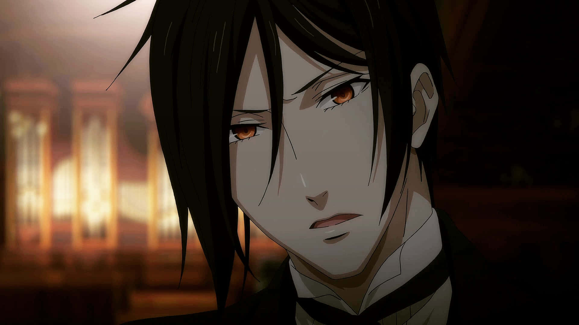 sebastian michaelis 桌布 壁紙 — 一個動漫角色的特寫，擁有深色頭髮和琥珀色眼睛，在溫暖照明的模糊背景下專注地凝視。