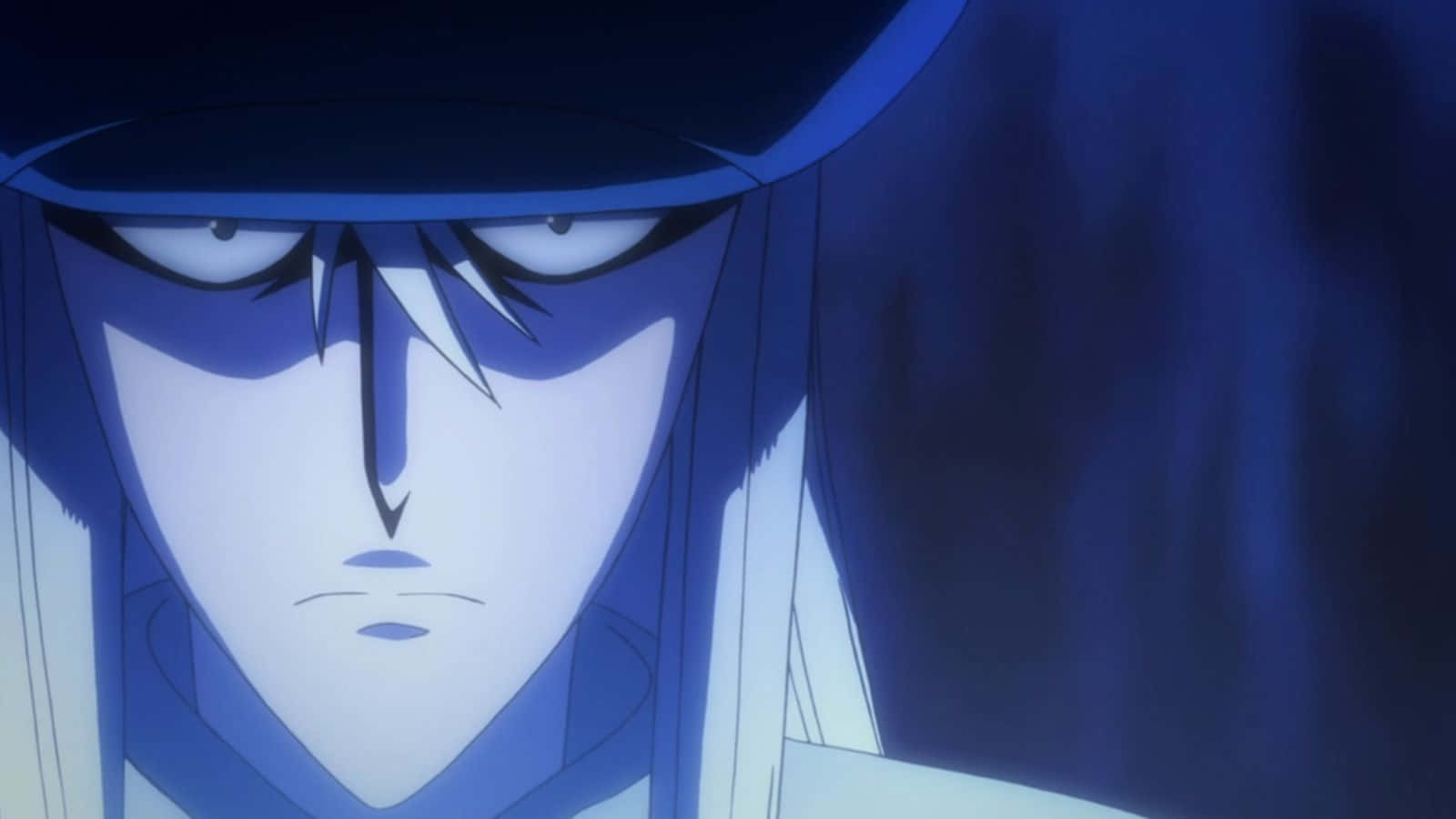 Hunter X Hunter Kite 桌布 壁紙 — 一個動漫角色的特寫，擁有銳利的藍色眼睛和長長的白髮，戴著深色帽子，沐浴在冷藍光中。