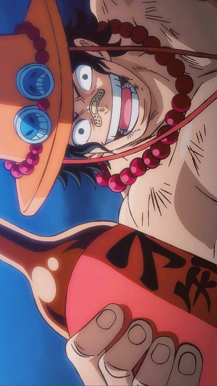 Yonko 桌布 壁紙 — 一個動漫角色的特寫，有大眼睛和咧嘴笑，戴著草帽和紅色珠子，背景為藍色。
