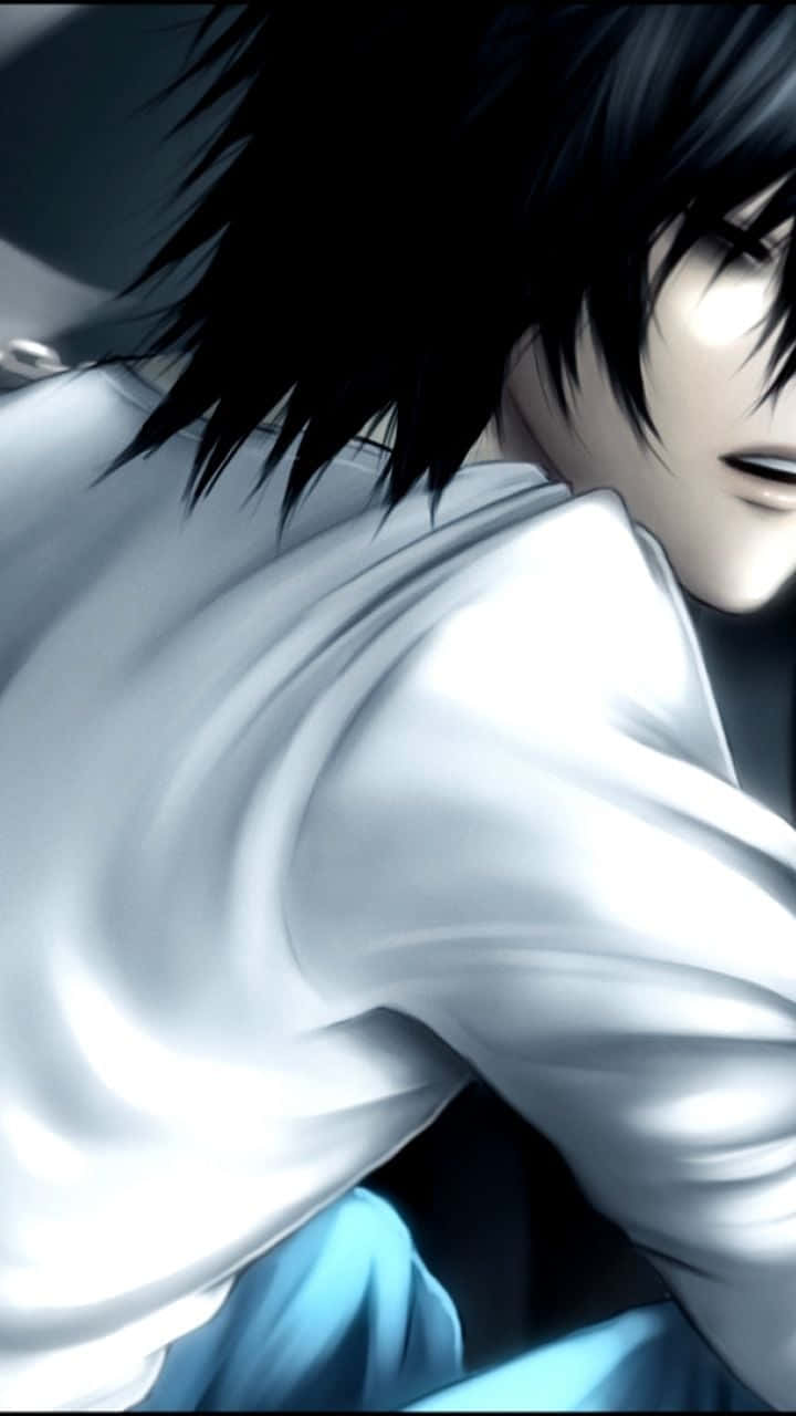 Emo Anime Boy 桌布 壁紙 — 一個動漫角色的特寫，有著尖刺般的黑髮和白色襯衫，以戲劇性的陰影姿勢向前傾。