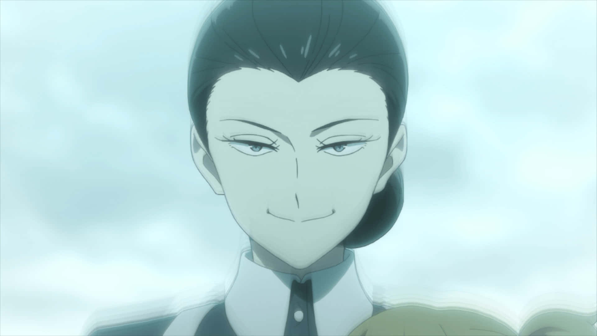 The Promised Neverland Isabella 桌布 壁紙 — 一個動漫角色的特寫，深色頭髮，在柔和的多雲天空背景下露出微妙微笑。