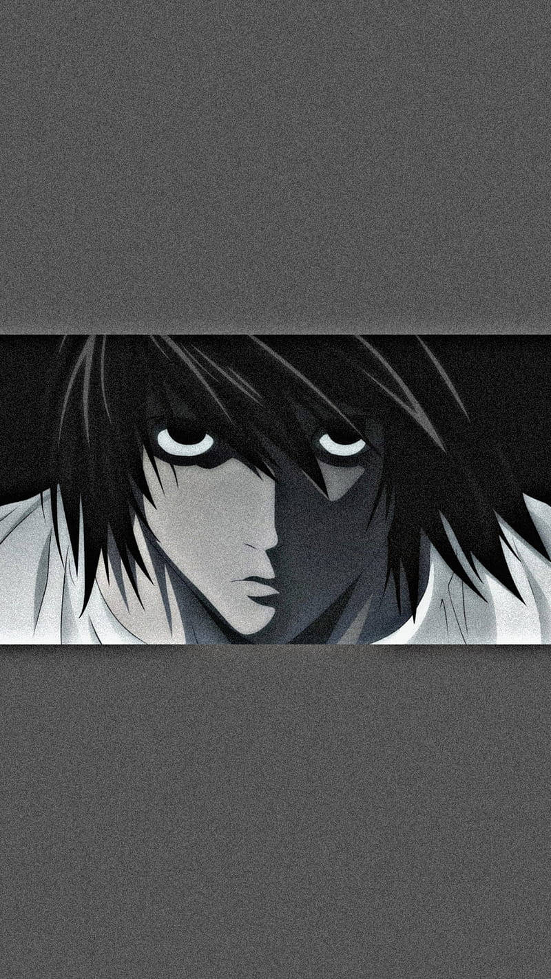 Death Note Aesthetic 桌布 壁紙 — 一個動漫角色的特寫，深色頭髮和發光的白色眼睛，在灰色紋理背景上強烈凝視。