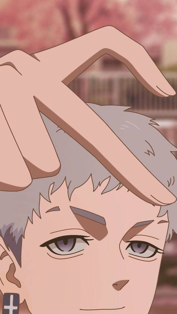 Mitsuya Takashi 桌布 壁紙 — 一個動漫角色的特寫，灰色頭髮和紫色眼睛，一隻手輕輕觸碰他們的額頭，背景是柔和的粉紅色櫻花。