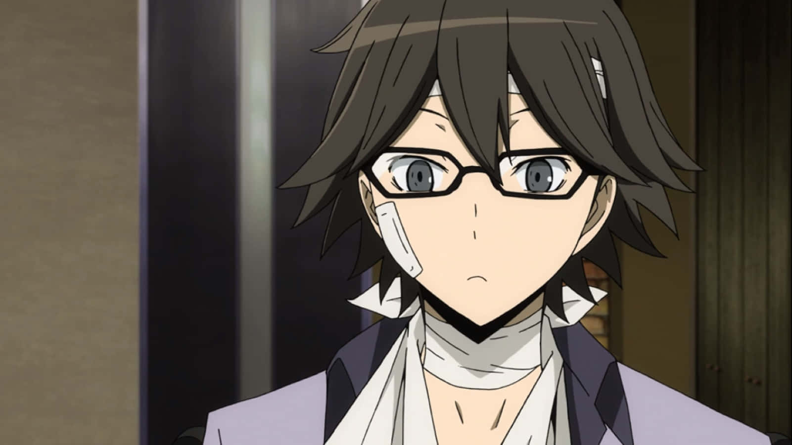 Shinra Kishitani 桌布 壁紙 — 一個動漫角色的特寫，黑髮、戴眼鏡、臉上纏繃帶，身穿白色襯衫和紫色外套。